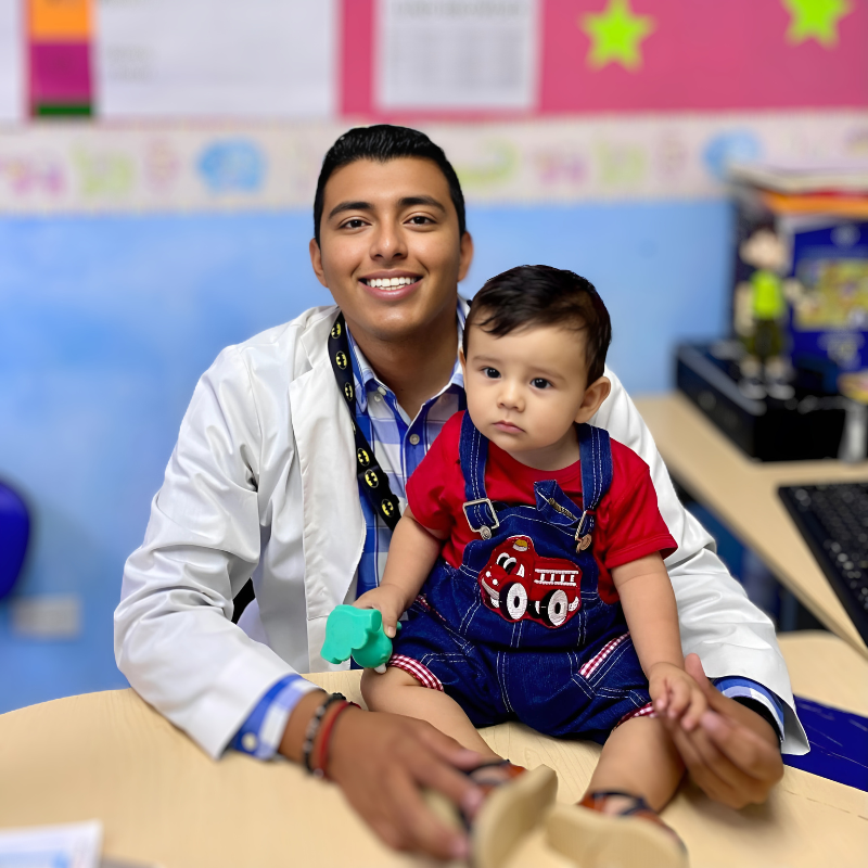 Acreditación en Pediatría del Dr. Luis Obeth Reyna